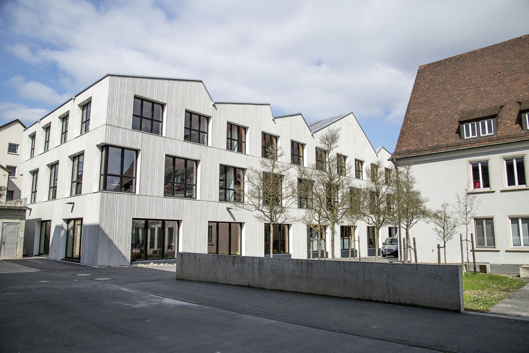 Modernes Wohngebäude mit weißer Fassade von Gerhäuser Bau - spezialisiert auf Massivbau und Hausbau in Mittelfranken, Franken.