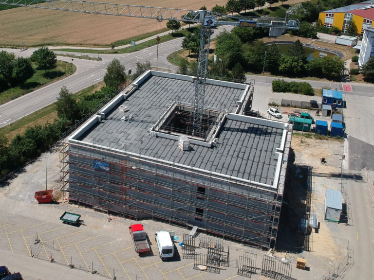 Gerhäuser Bau Massivbau Baustelle in Mittelfranken - modernes Gewerbebau Projekt mit Stahlbetonkonstruktion und Dachdeckung in Franken