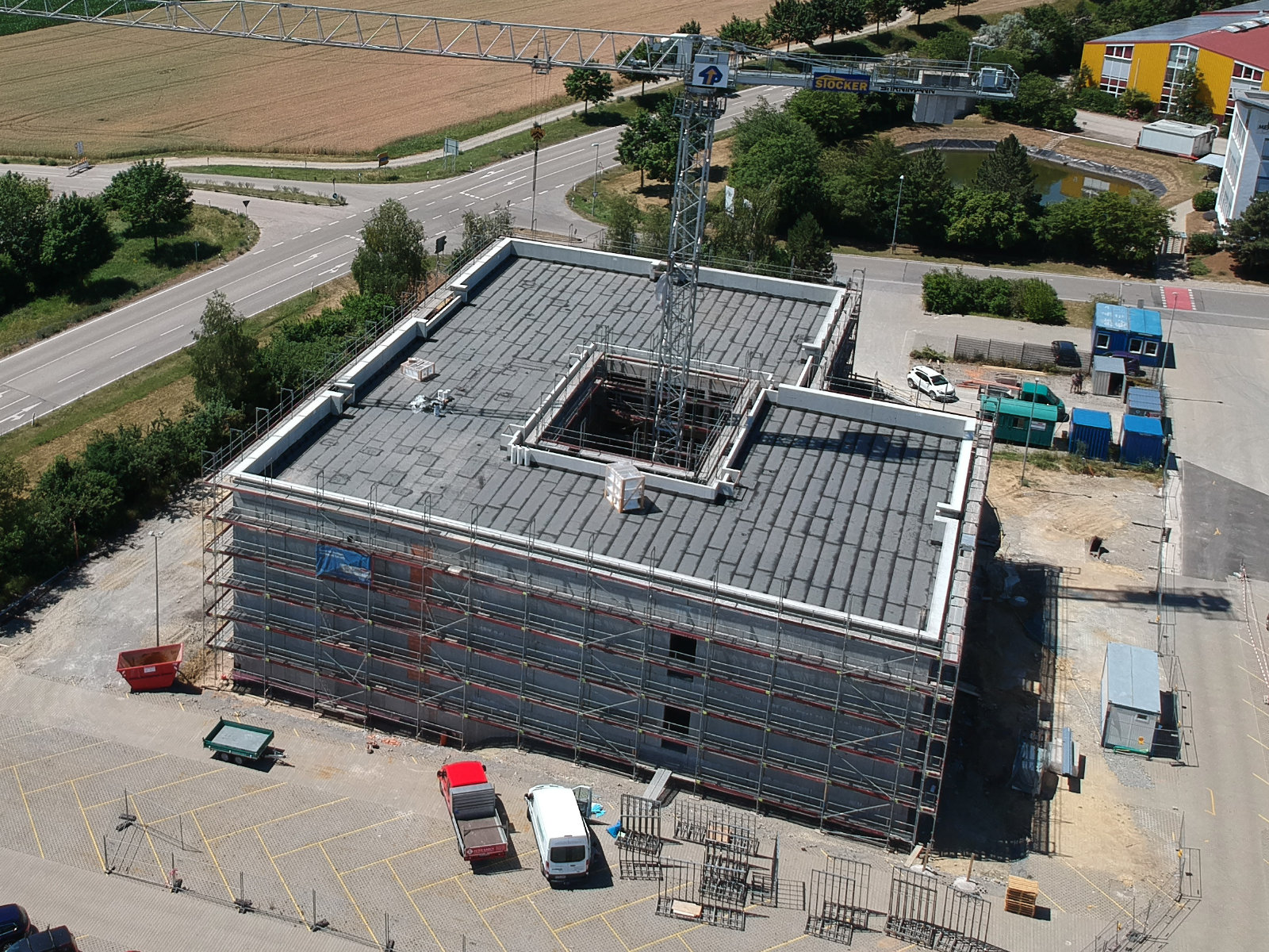 Gerhäuser Bau Massivbau Baustelle in Mittelfranken - modernes Gewerbebau Projekt mit Stahlbetonkonstruktion und Dachdeckung in Franken