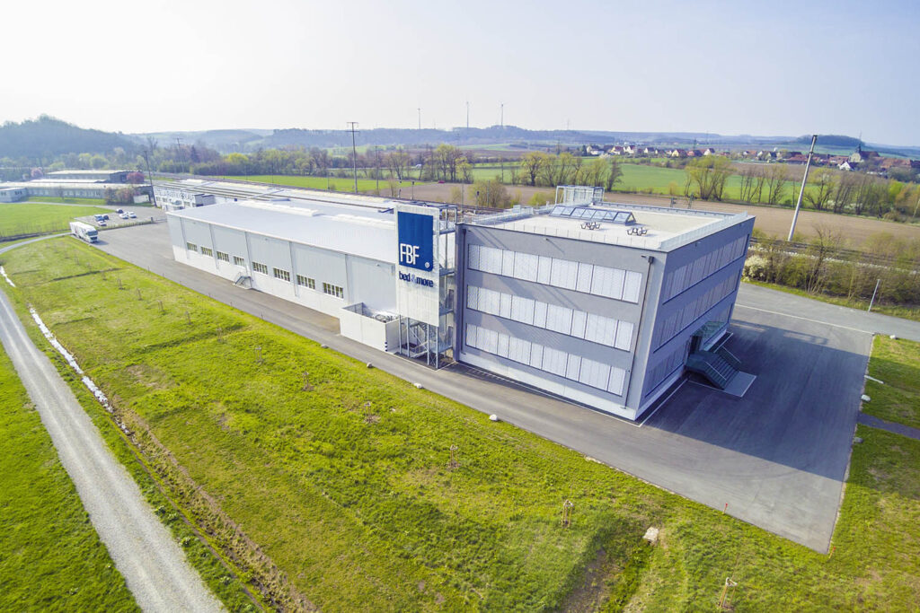 Moderne Produktionshalle der Gerhäuser Bau - spezialisierte Baufirma für Gewerbebau in Mittelfranken mit innovativen Bauprojekten.