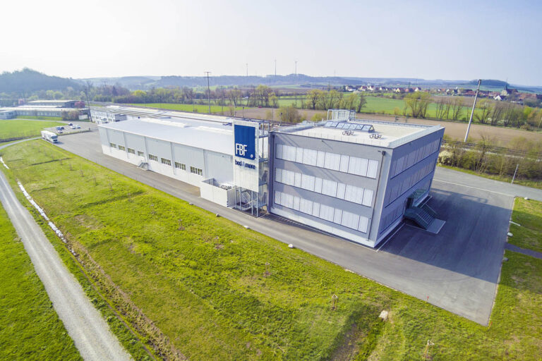 Moderne Produktionshalle der Gerhäuser Bau - spezialisierte Baufirma für Gewerbebau in Mittelfranken mit innovativen Bauprojekten.