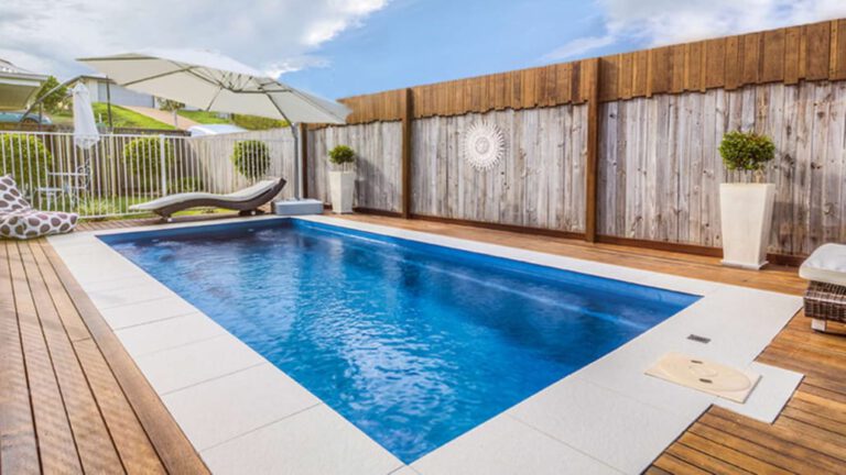 Moderner Pool im Garten von Gerhäuser Bau - Massivbau Spezialist aus Mittelfranken für hochwertigen Hausbau und individuelle Bauprojekte.