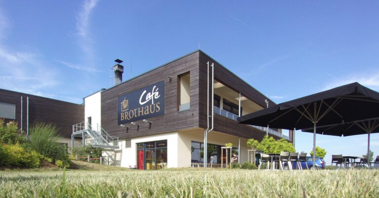 Café Brothaus von Gerhäuser Bau - Beispiel für modernen Gewerbebau in Mittelfranken mit Massivbau-Konstruktion und großzügiger Terrasse.