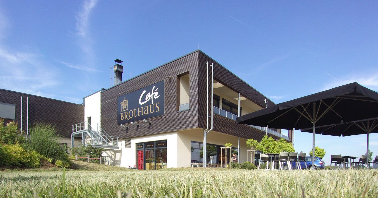 Café Brothaus von Gerhäuser Bau - Beispiel für modernen Gewerbebau in Mittelfranken mit Massivbau-Konstruktion und großzügiger Terrasse.