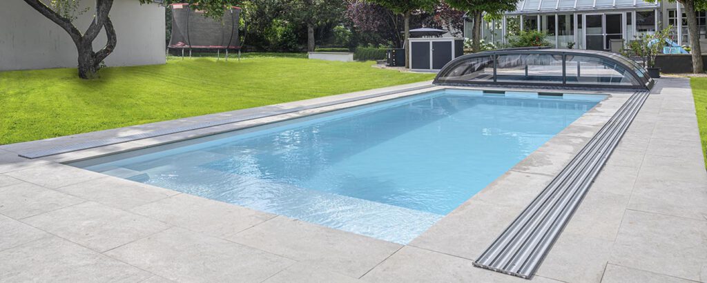 Moderner Swimmingpool mit Abdeckung von Gerhäuser Bau - Spezialist für Massivbau und Hausbau in Franken.