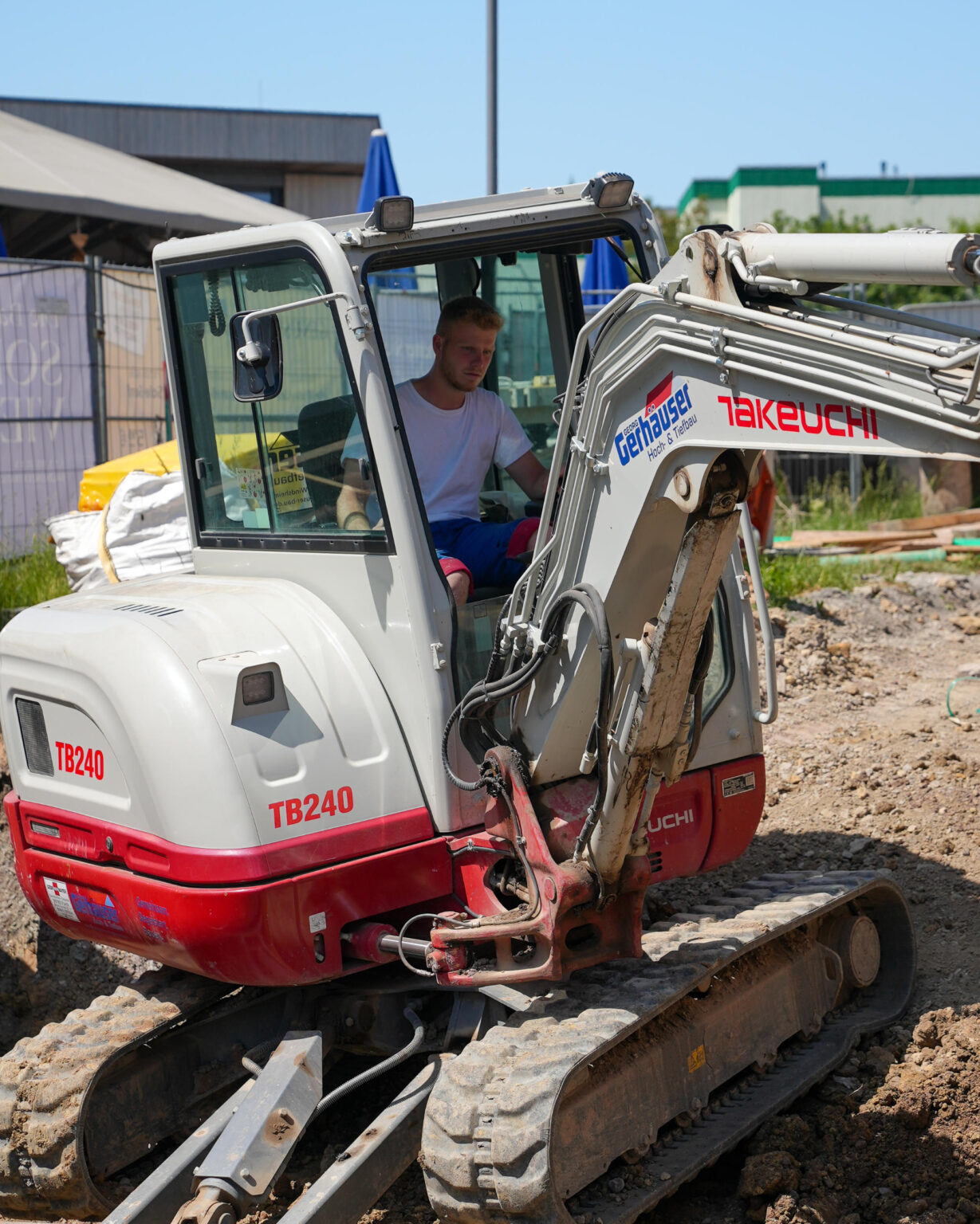 Takeuchi TB240 Minibagger auf Baustelle der Gerhäuser Bau Baufirma in Mittelfranken beim Massivbau Projekt.
