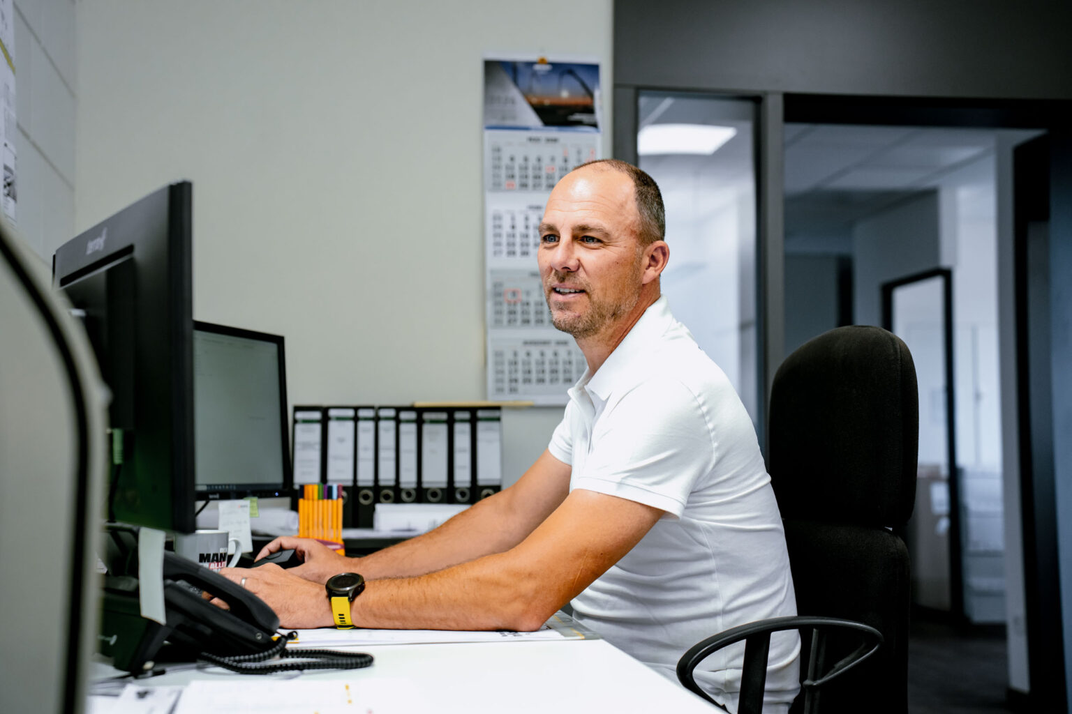 Mitarbeiter von Gerhäuser Bau, Baufirma aus Mittelfranken, arbeitet am Computer im Büro und plant Hausbau-Projekte.
