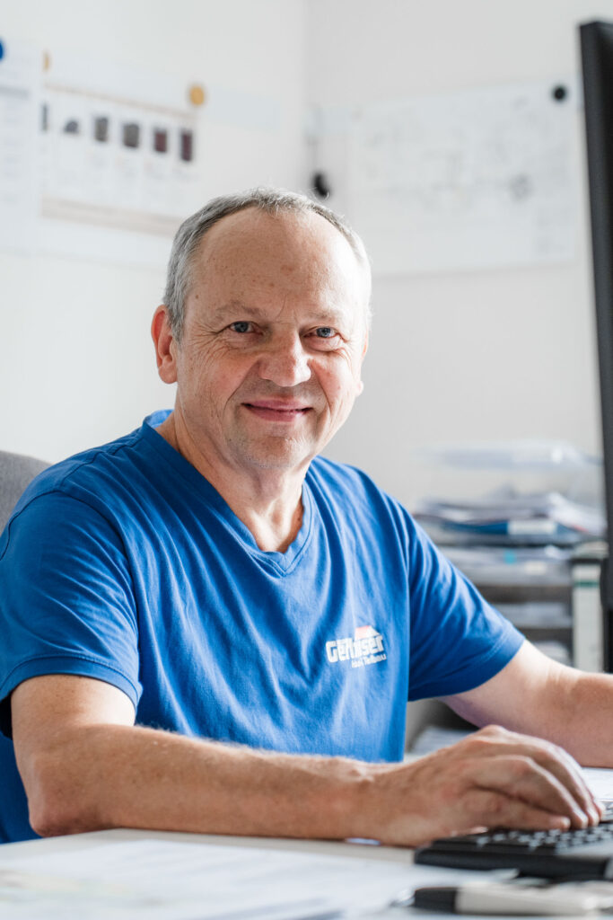 Mitarbeiter der Gerhäuser Bau am Schreibtisch in Mittelfranken, spezialisiert auf Massivbau und professionellen Hausbau in Franken.