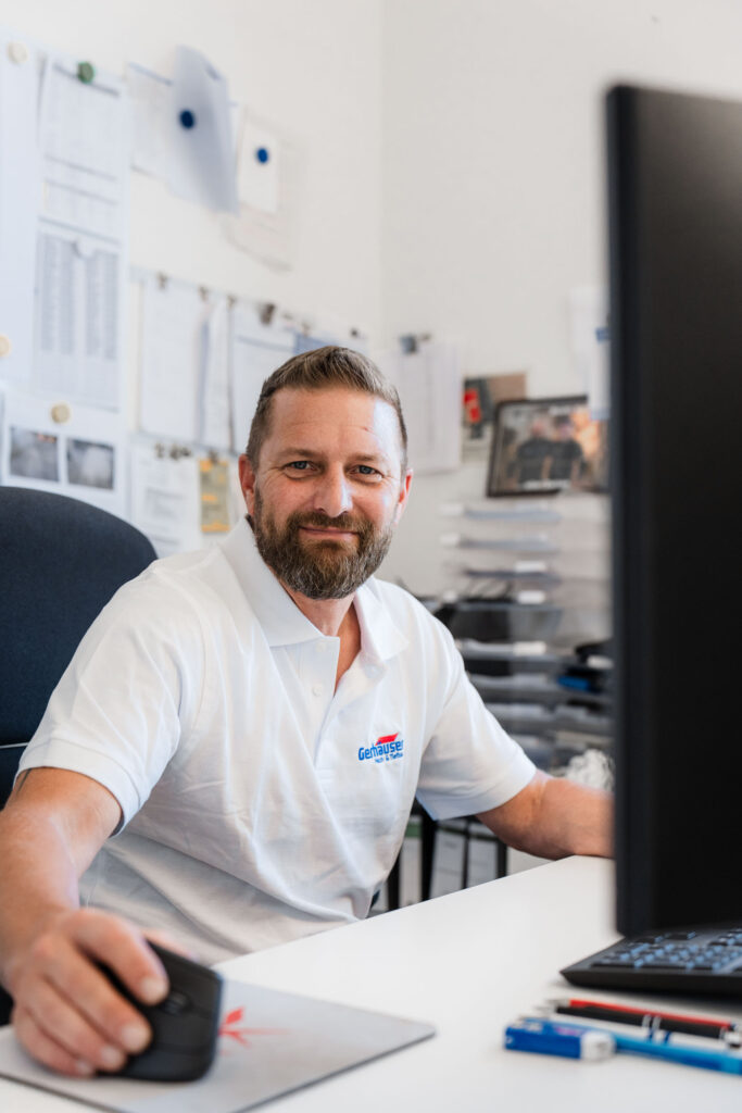 Mitarbeiter der Gerhäuser Bau Baufirma bei der Arbeit am Schreibtisch mit Bauplänen und Massivbau-Projekten in Mittelfranken.