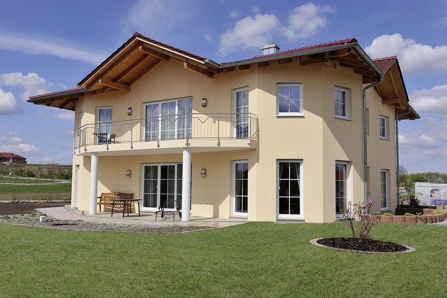 Modernes Einfamilienhaus von Gerhäuser Bau - Massivbau Spezialist aus Franken mit eleganter Architektur, großzügiger Terrasse und gepflegtem Garten.