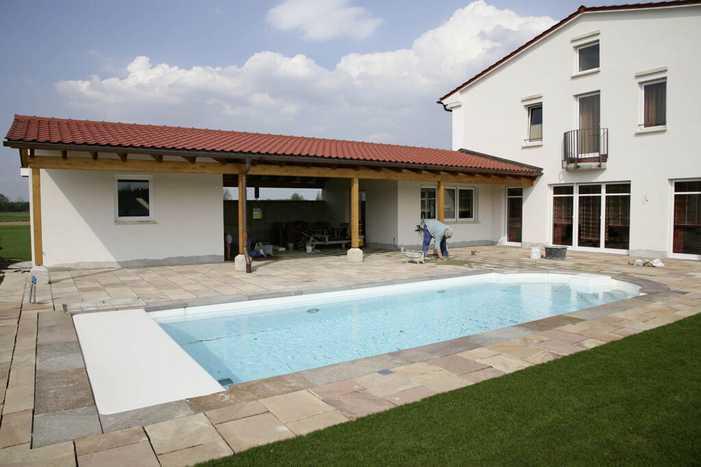 Modernes Einfamilienhaus mit Pool und Terrasse von Gerhäuser Bau - Baufirma für hochwertigen Massivbau in Mittelfranken.