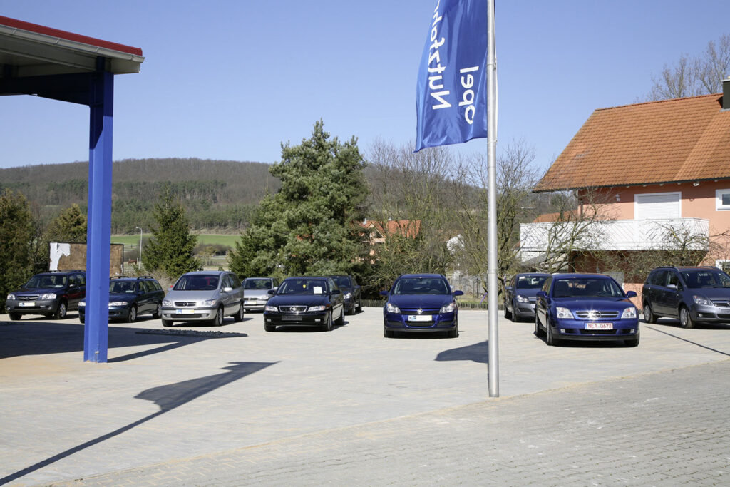 Gerhäuser Bau Baufirma in Mittelfranken - Parkplatz mit Fahrzeugen und Firmengebäude für Massivbau und Hausbau Projekte in Franken.