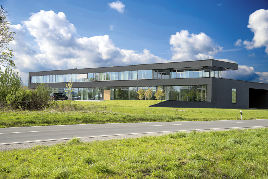 Modernes Gewerbebau Projekt von Gerhäuser Bau in Mittelfranken - elegant gestaltetes Gebäude mit großflächigen Glasfronten in zeitgenössischer Architektur. Rummel Matrazen Bürogebäude