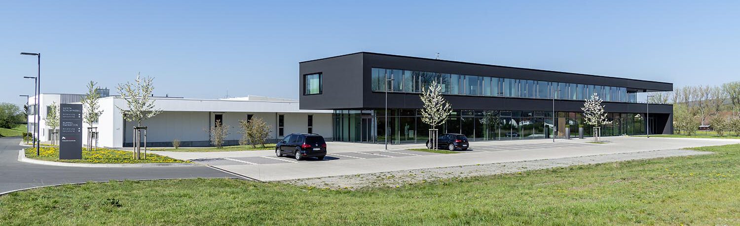 Gerhäuser Bau Gewerbebau in Mittelfranken - modernes Bürogebäude mit Massivbauweise und großzügiger Glasfassade. Rummel Matrazen Bürogebäude