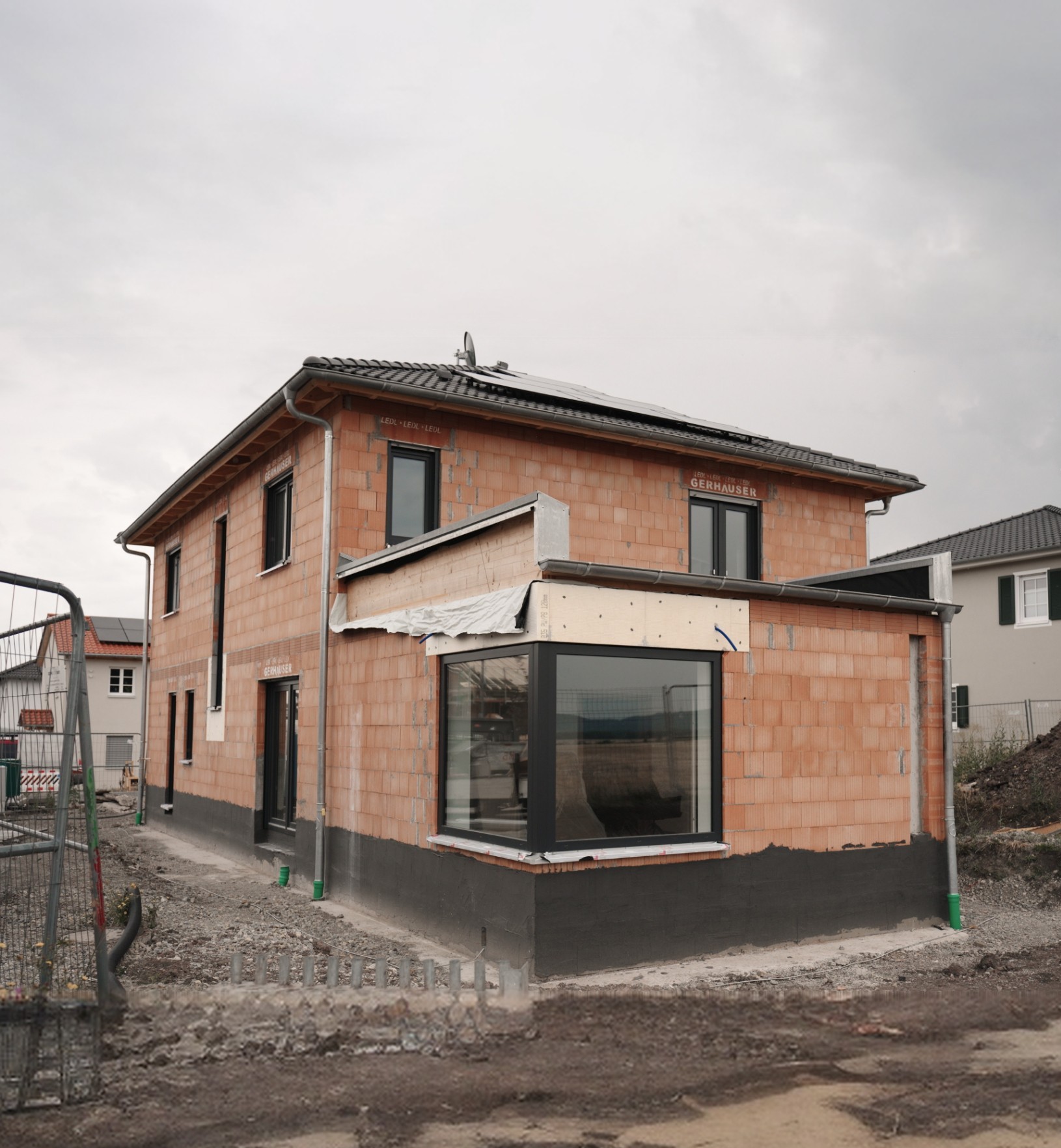 Modernes Einfamilienhaus im Rohbau von Gerhäuser Bau - Massivbau Fachbetrieb aus Mittelfranken mit hochwertiger Bauqualität.