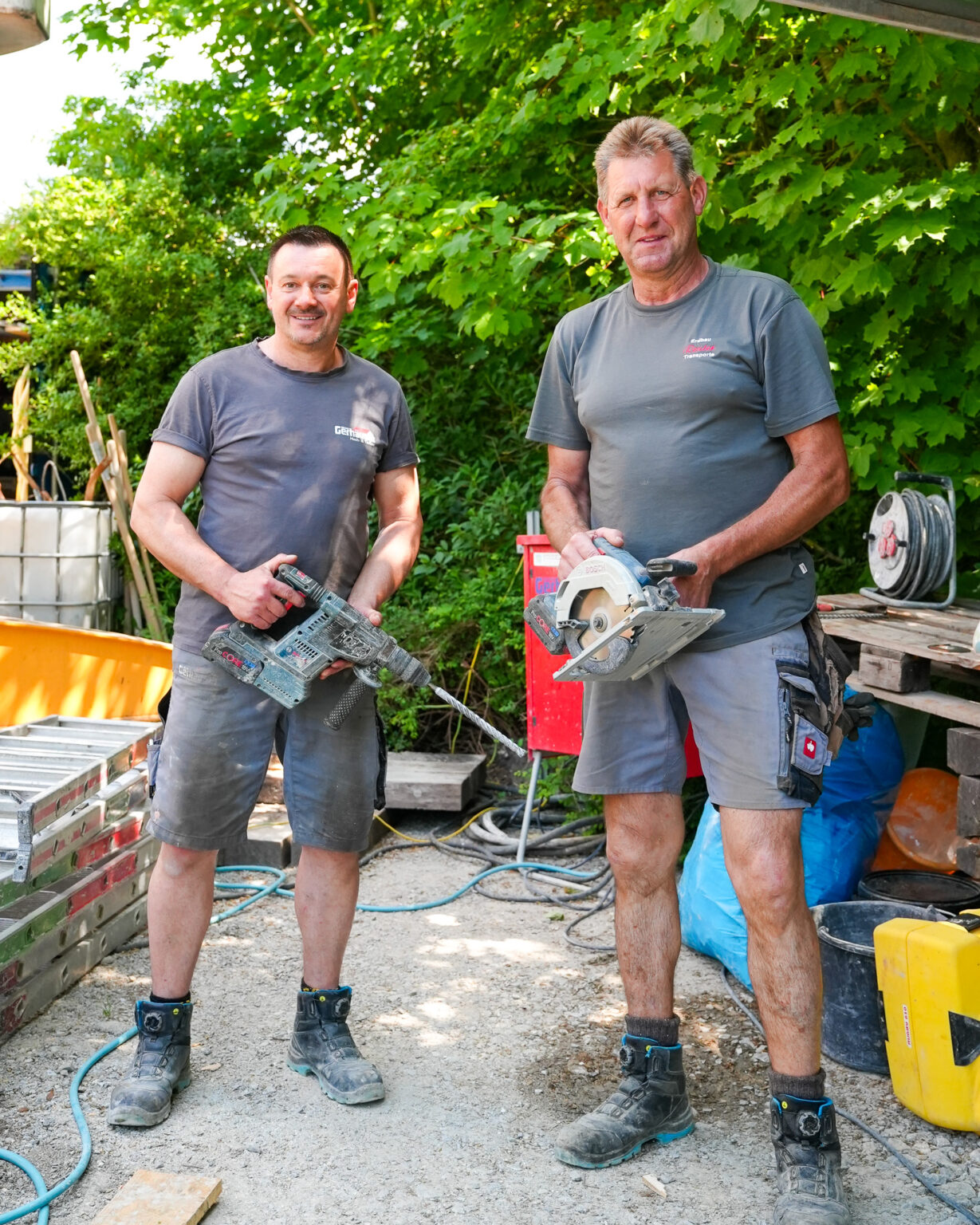 Zwei Handwerker der Gerhäuser Bau Baufirma beim Massivbau in Mittelfranken mit Elektrowerkzeugen