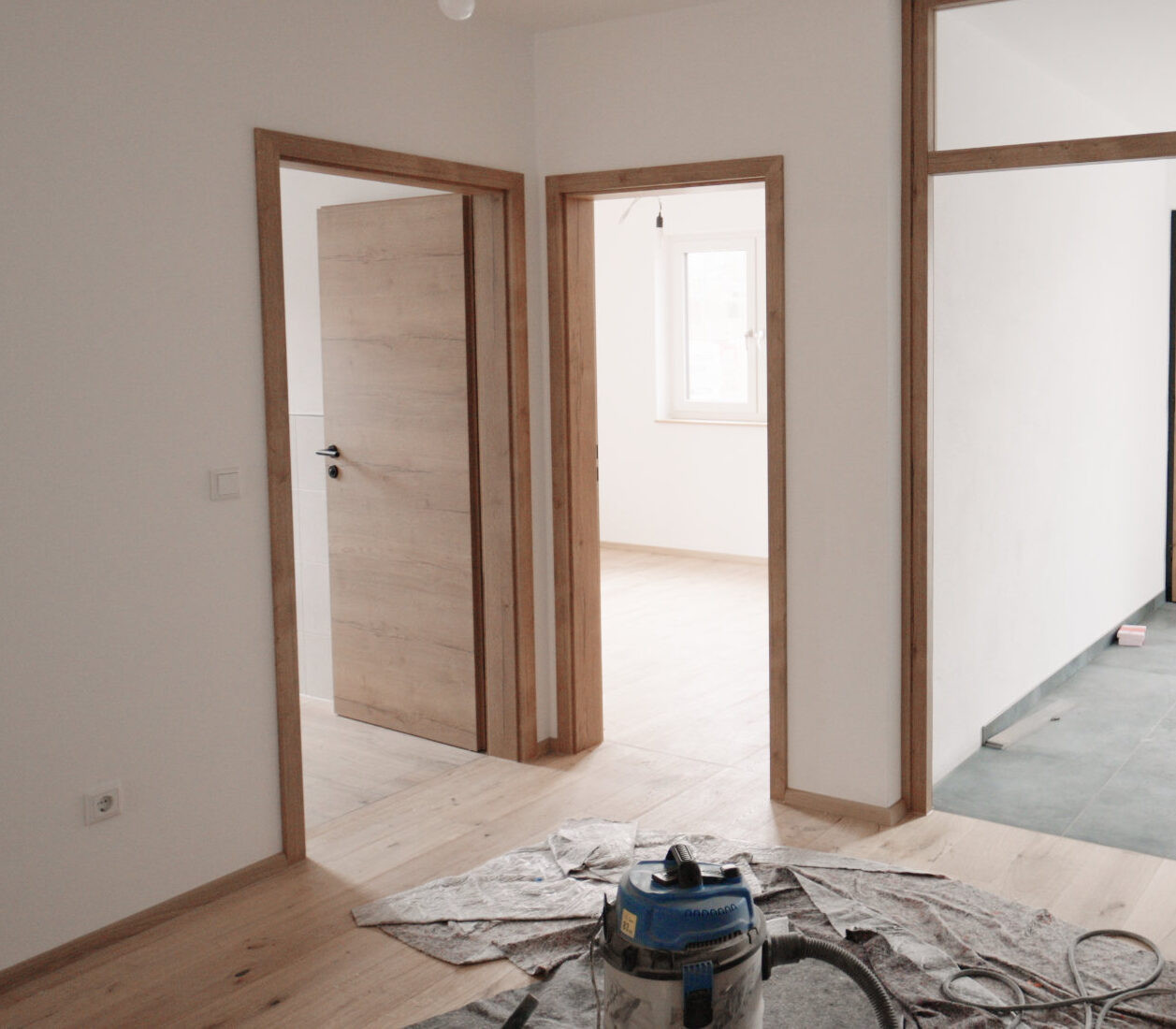 Moderne Baustelle von Gerhäuser Bau: Neubauprojekt im Massivbau mit Holztüren und hellen Räumen - Hausbau in Franken
